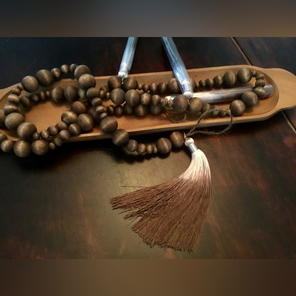Wood stain garland beads with brown and white tassels NWT 47 inches - Picture 2 of 4